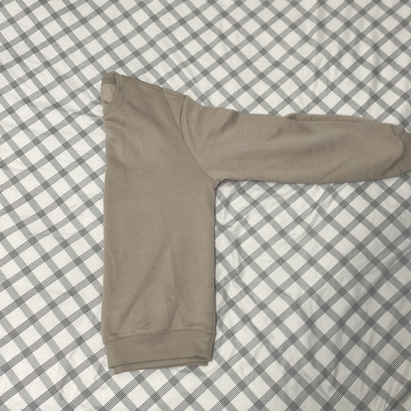 H&M small relaxed fit cream color crewneck - Picture 4 of 4